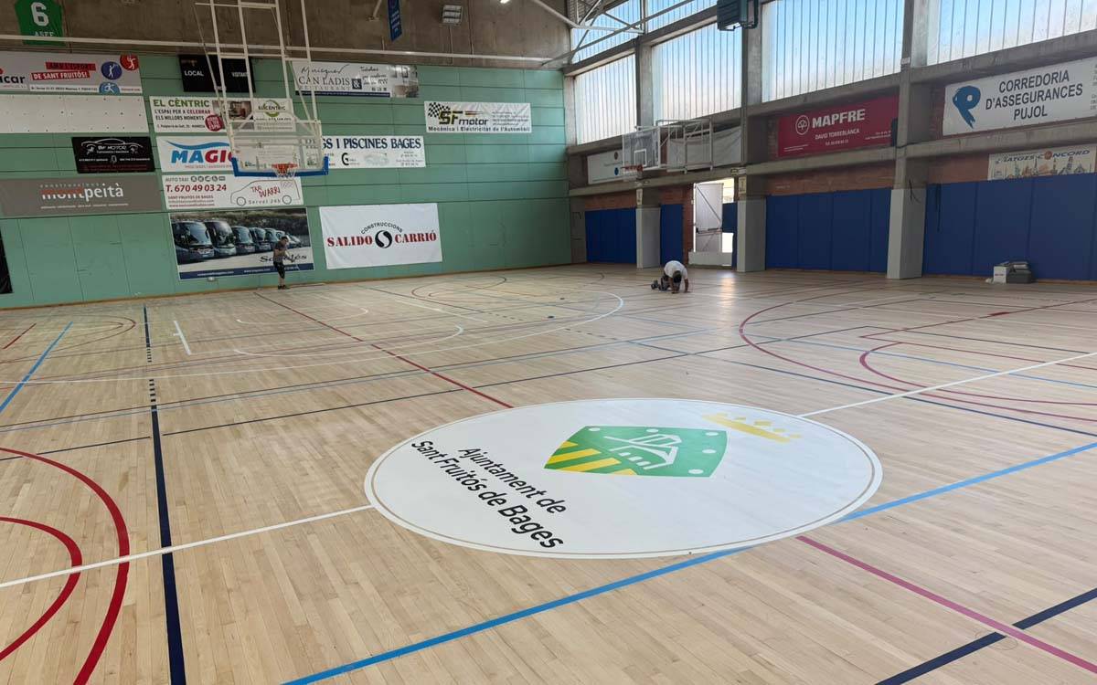 Sant Fruitós renova la pista del pavelló amb millores al paviment i la senyalització