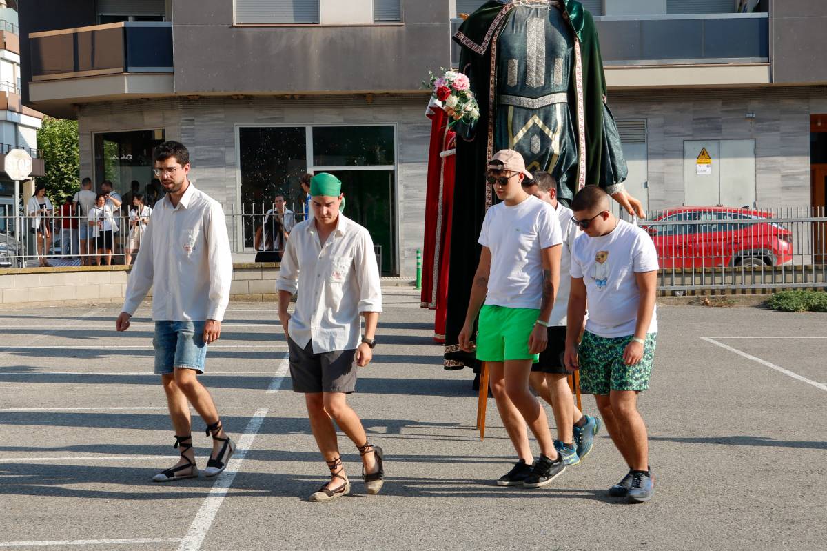 Membres de la colla de Geganters i Grallers d'Oliana ensenyen a dos joves sards veïns d'Oliena el ball que han creat - Marc Codinas