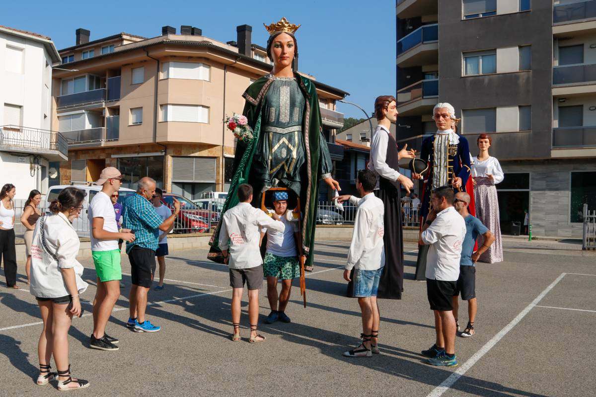 Membres de la colla de Geganters i Grallers d'Oliana ensenyen a dos joves sards veïns d'Oliena a portar gegants. - Marc Codinas