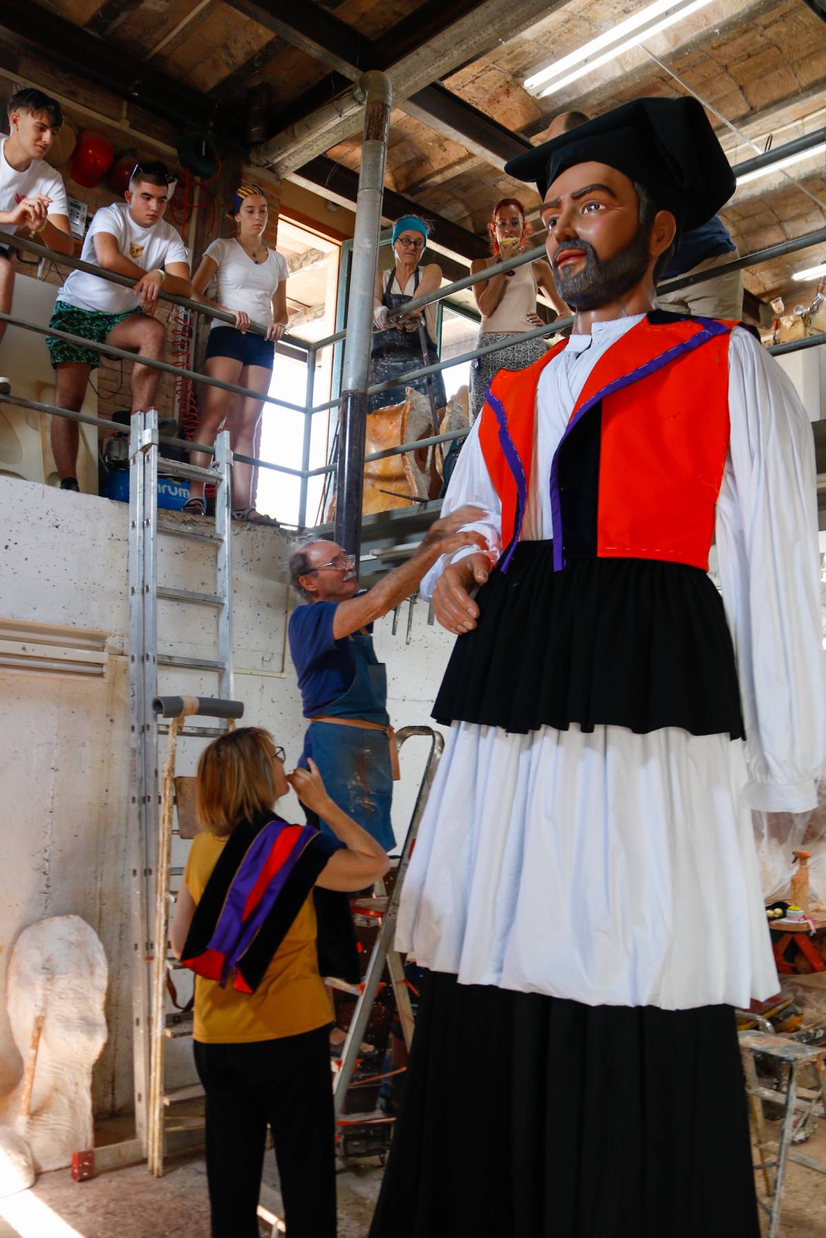 El constructor de gegants Toni Mujal ultima els detalls de la seva última creació, el gegant Lussiero - Marc Codinas 