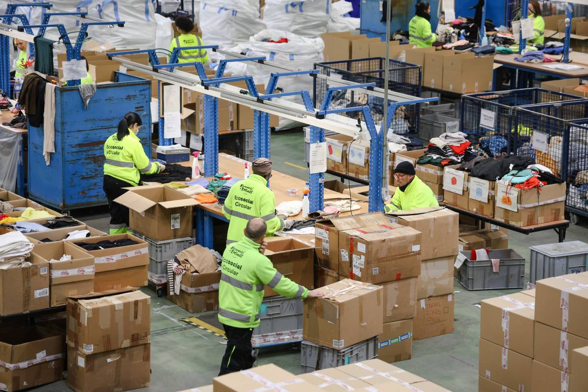 Formació i Treball recull gairebé 230 tones de roba durant el primer semestre