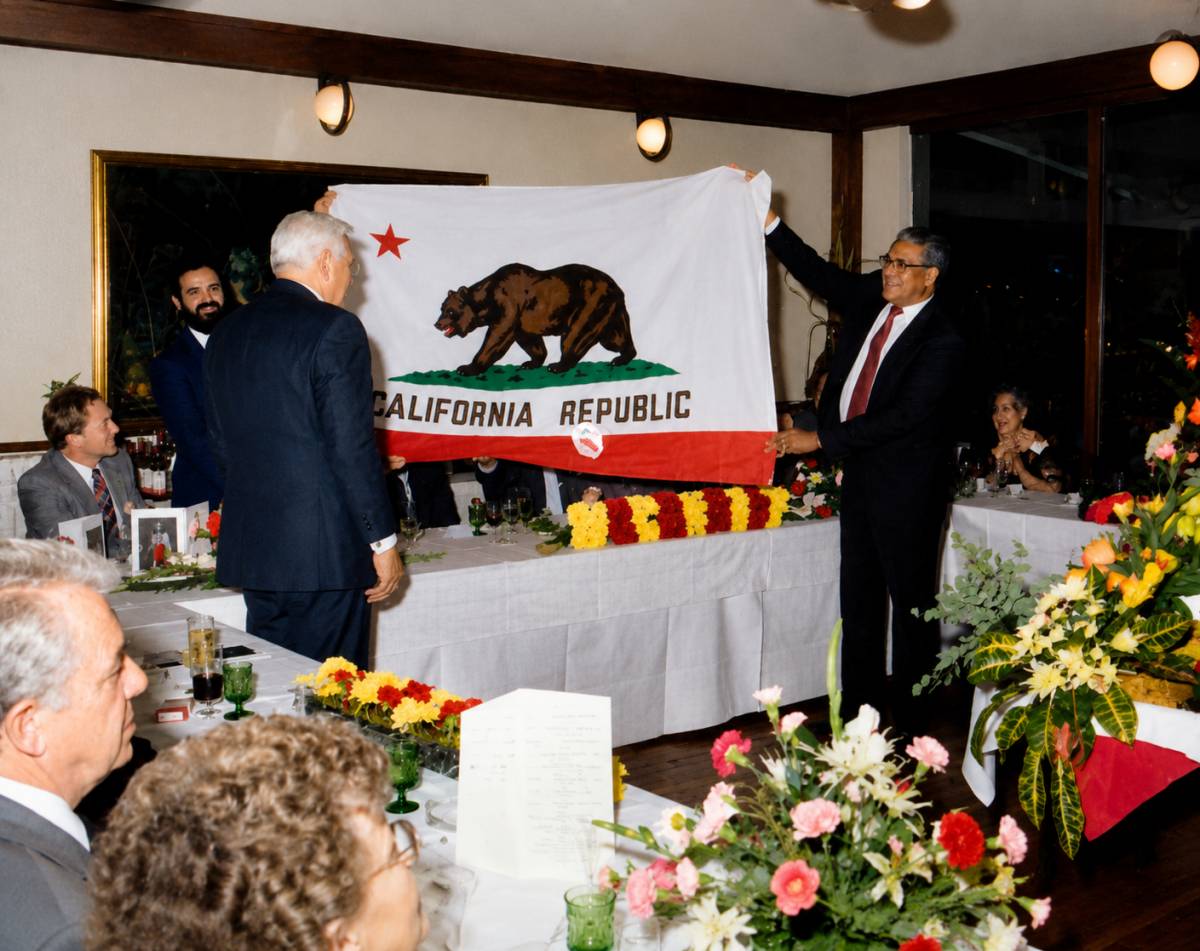 Donació de la bandera de Califòrnia a l'Ajuntament de Balaguer - Arxiu Josep Borràs