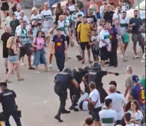 La policia espanyola agredeix un aficionat per dur una estelada en el Barça-Elx