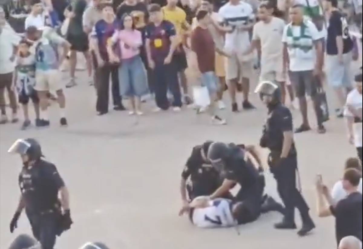La policia espanyola agredeix un aficionat per dur una estelada en el Barça-Elx