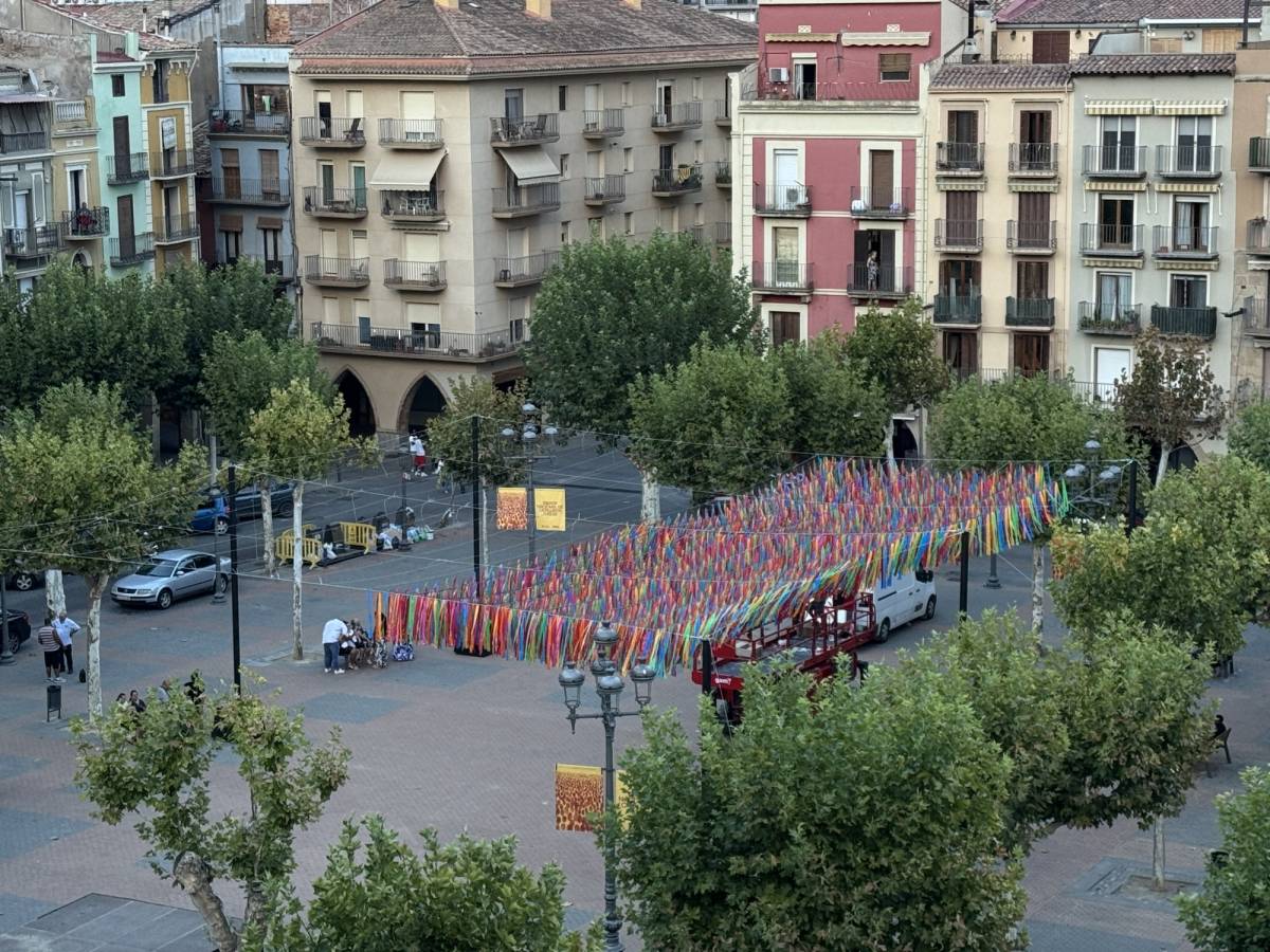 El Mercadal de Balaguer estrena un nou sistema d’ombra per protegir-se de la calor