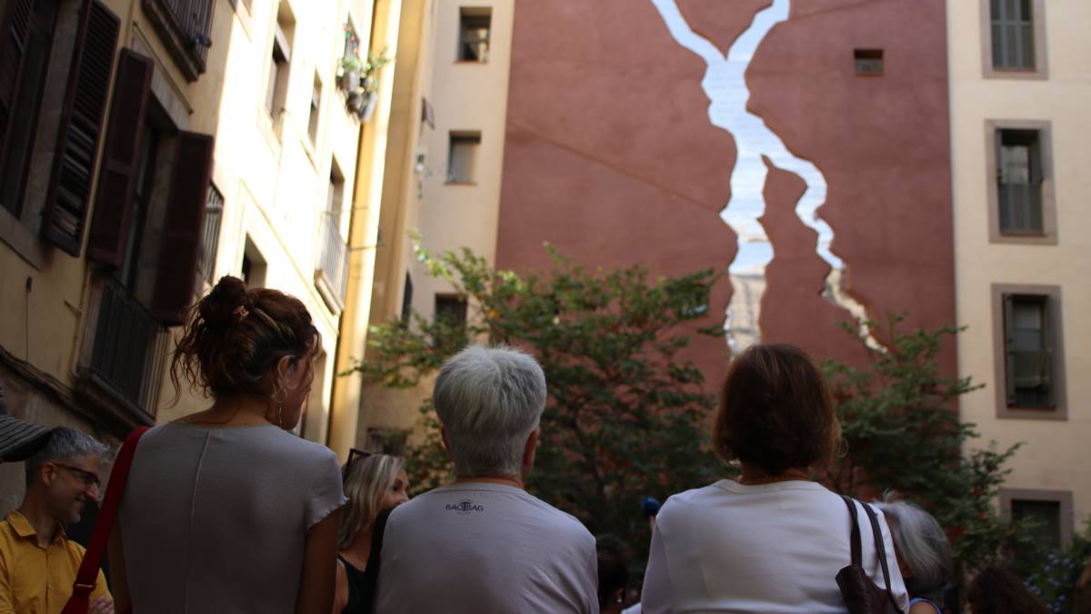 Barcelona destapa una «escletxa» al carrer com a homenatge a les dones assassinades per violència masclista