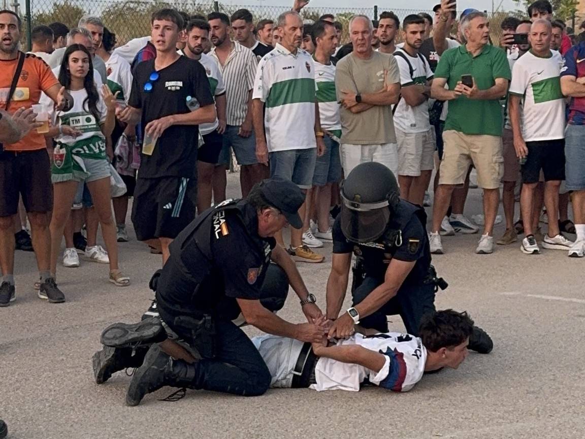 La policia espanyola agredeix un aficionat per dur una estelada en l'Elx-Barça