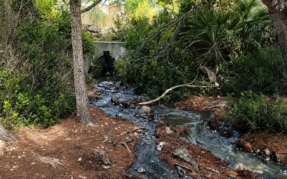Un vessament d’aigües residuals obliga a restringir el bany a Alcanar Platja