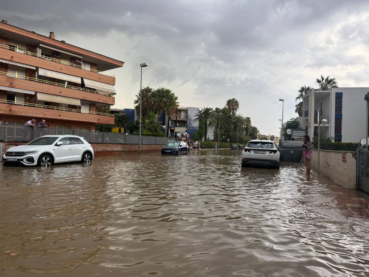 Tempestes torrencials arreu del país: carrers plens d'aigua i trens sense circulació
