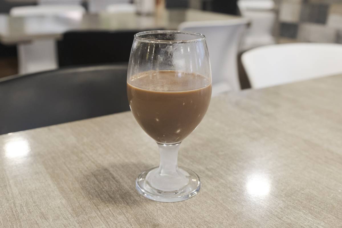 Com fer una cervesa de bon matí no està del tot ben vist i per endinsar-se més en l’ambient d’esmorzar que hi havia al l - Lluís Clotet Com fer una cervesa de bon matí no està del tot ben vist i per endinsar-se més en l’ambient d’esmorzar que hi havia al l