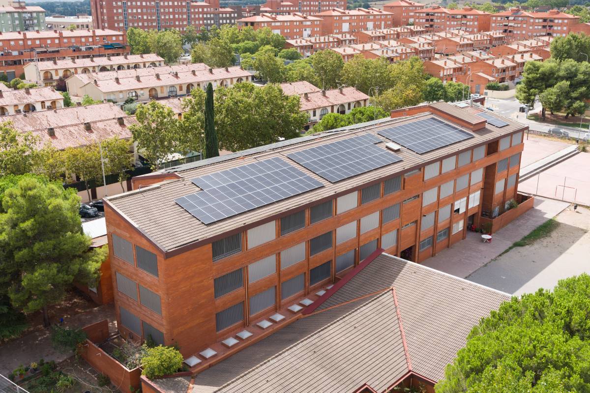 Les cobertes dels centres educatius de Sabadell comencen a produir energia solar