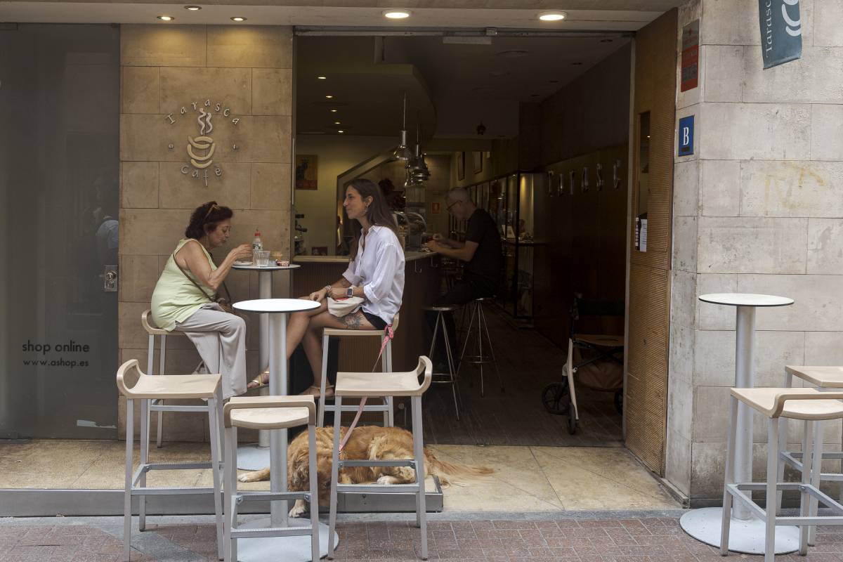 El Tarasca Cafè es troba a l'inici del carrer de Sant Pere - Lluís Clotet