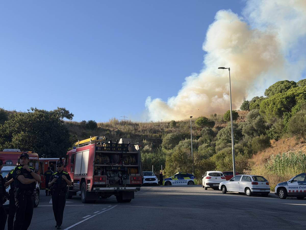 El nou incendi a Collserola obliga a desallotjar habitatges d'un barri de Barcelona