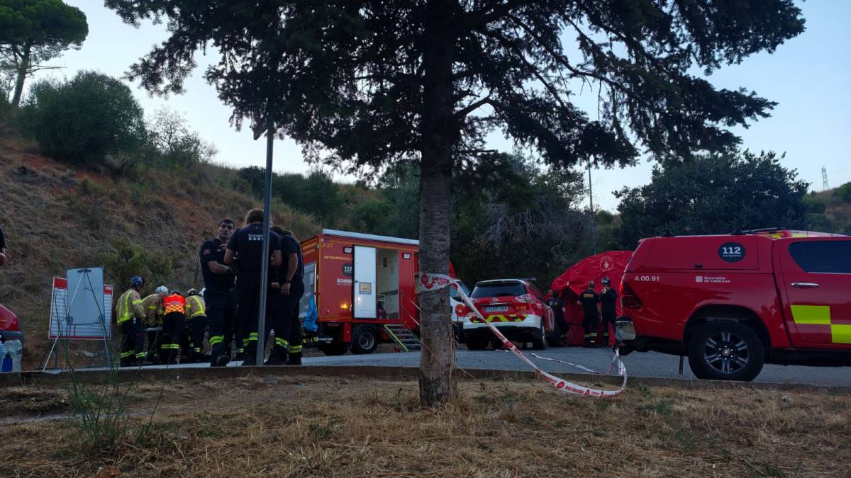 El vent impedeix controlar l'incendi de Collserola, que obliga a desallotjar 35 persones