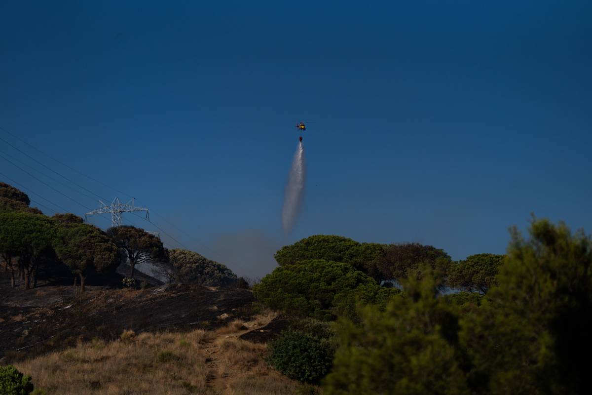 Els Bombers se centren en els focus secundaris després d'estabilitzar l'incendi de Collserola