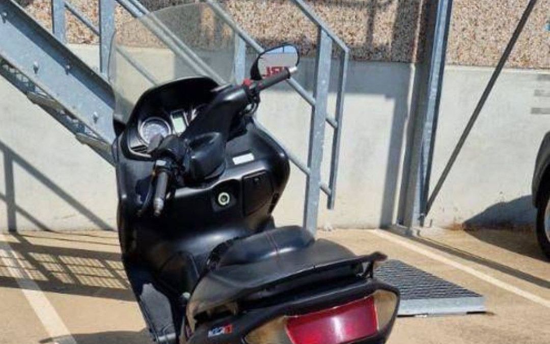 Detenen un jove motorista per circular sense permís de conduir a la Selva