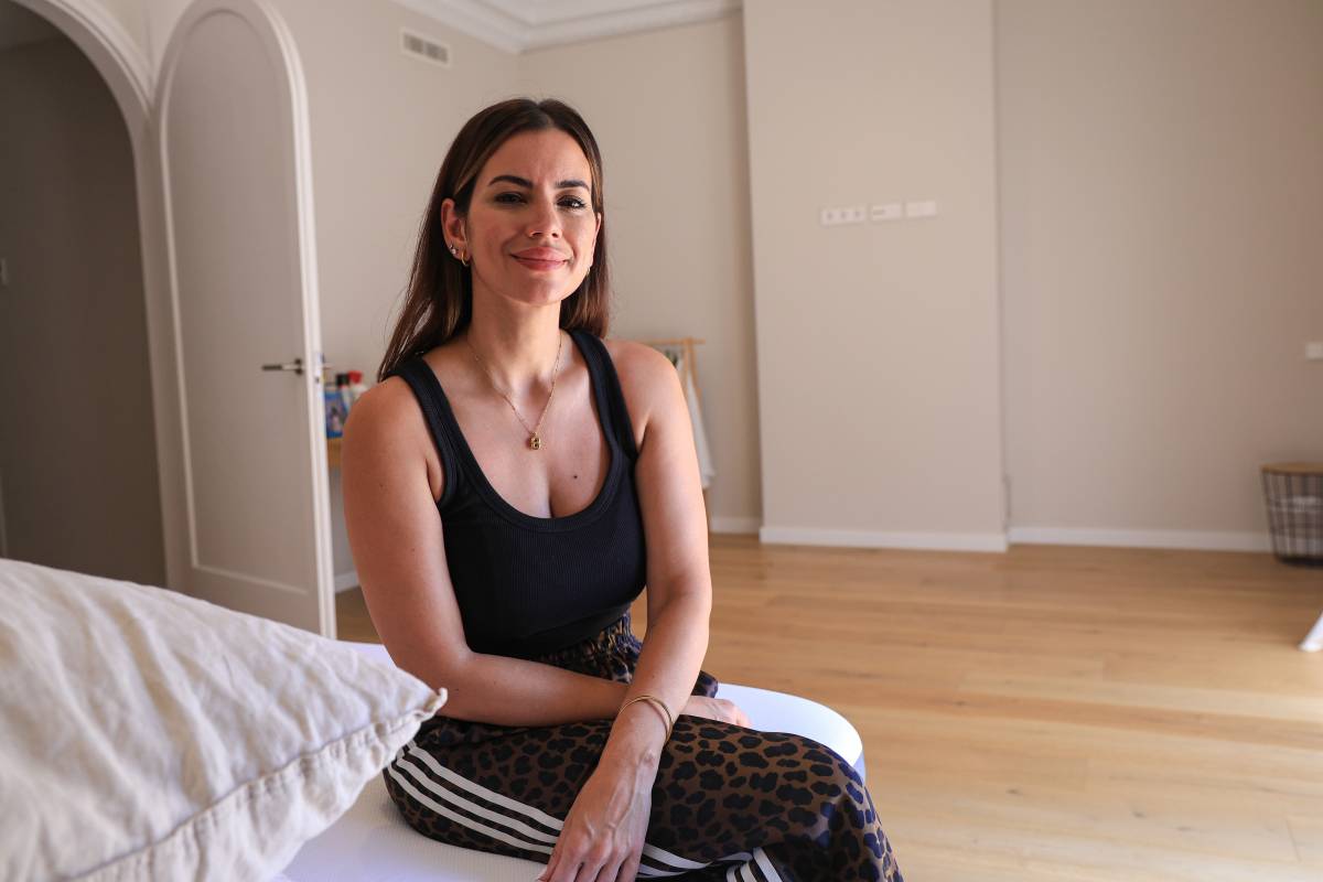 Bárbara Sanz a la seva habitació i la columna amb ratpenats a l’interior, al fons - Víctor Castillo Bárbara Sanz a la seva habitació i la columna amb ratpenats a l’interior, al fons