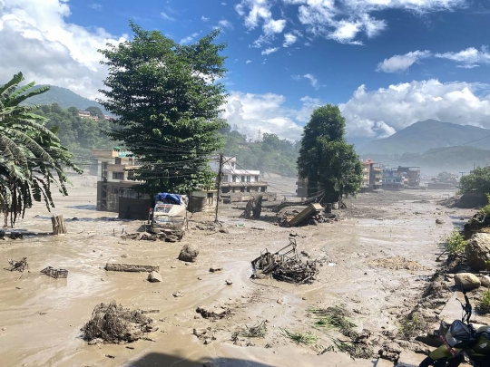 Més de 90 morts i 400 desapareguts en una riuada al Nepal