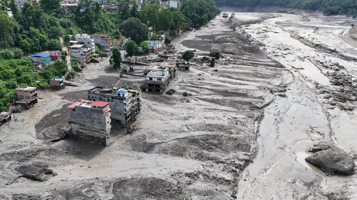 Almenys 160 morts i centenars de desapareguts en una riuada al Nepal
