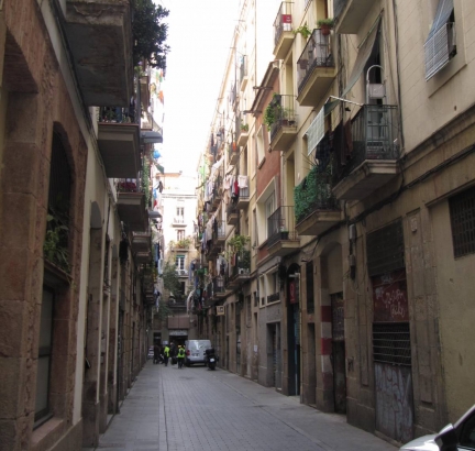 Un jove en estat crític després de precipitar-se per un balcó al Raval fugint dels Mossos