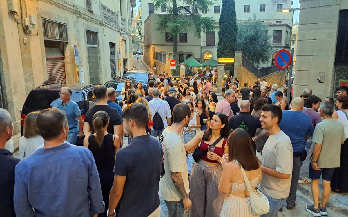 Cua de gent per aconseguir la tapa al Cau de l'Ateneu - Pere Fontanals