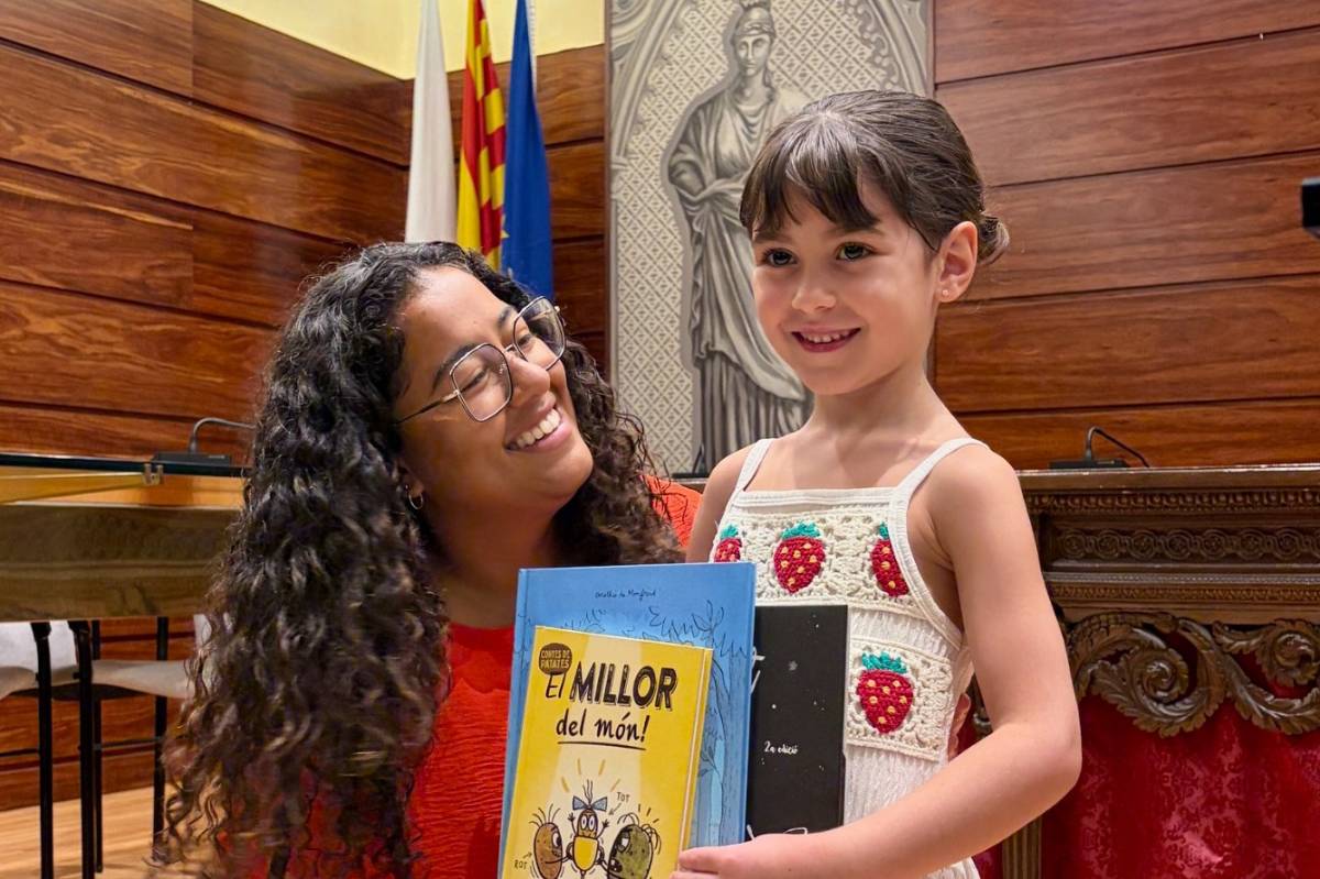 Anna Cases Santaeulàlia, de 5 anys, s’ha endut un lot de llibres - Anna Cases Santaeulàlia, de 5 anys, s’ha endut un lot de llibres