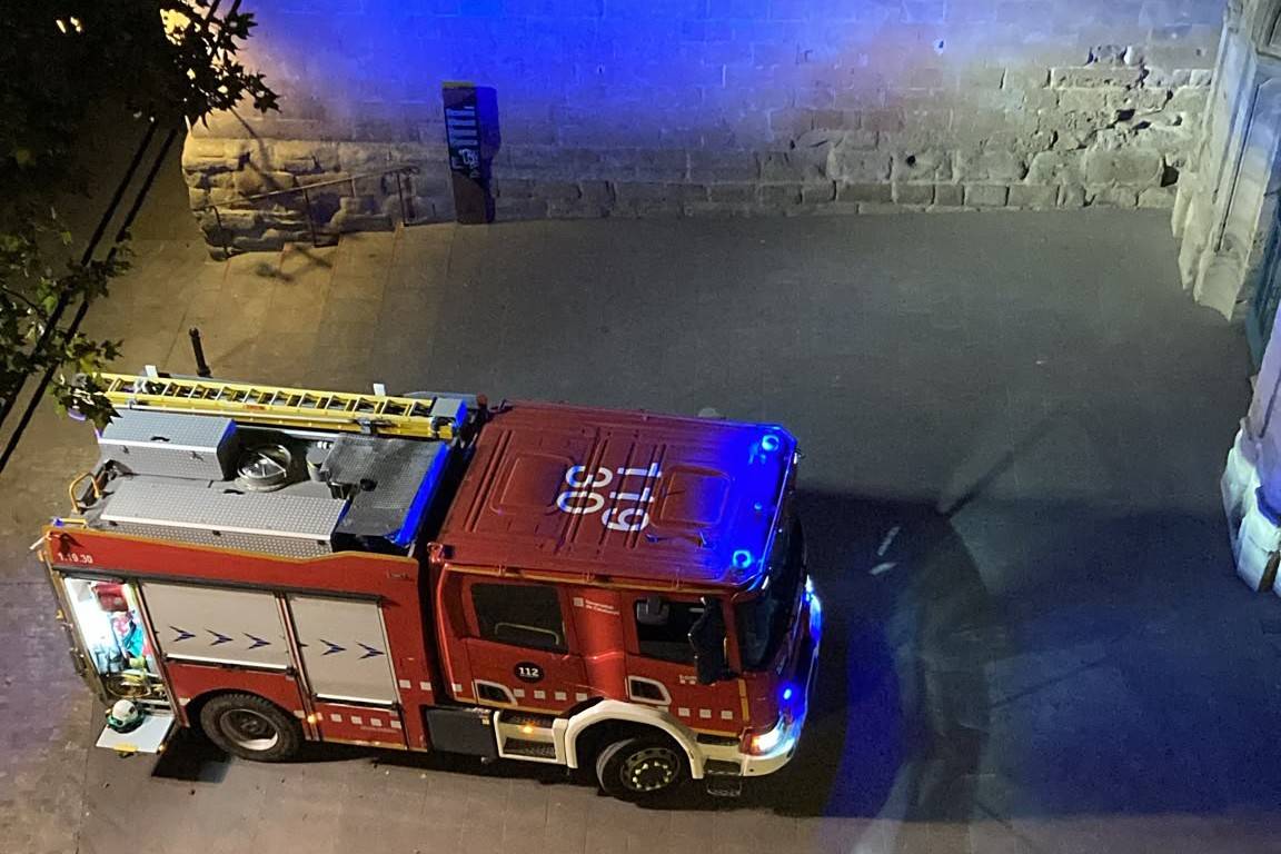 Cauen fragments d’un balcó al carrer Sant Llorenç de Solsona