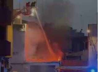 VÍDEO | Ensurt per un aparatós incendi en un local de Sabadell