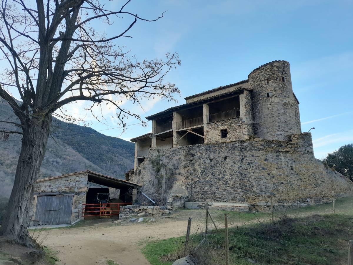 Crida «d'emergència» pel mas d'en Serrallonga: «Ens hem ficat en un merder impressionant»