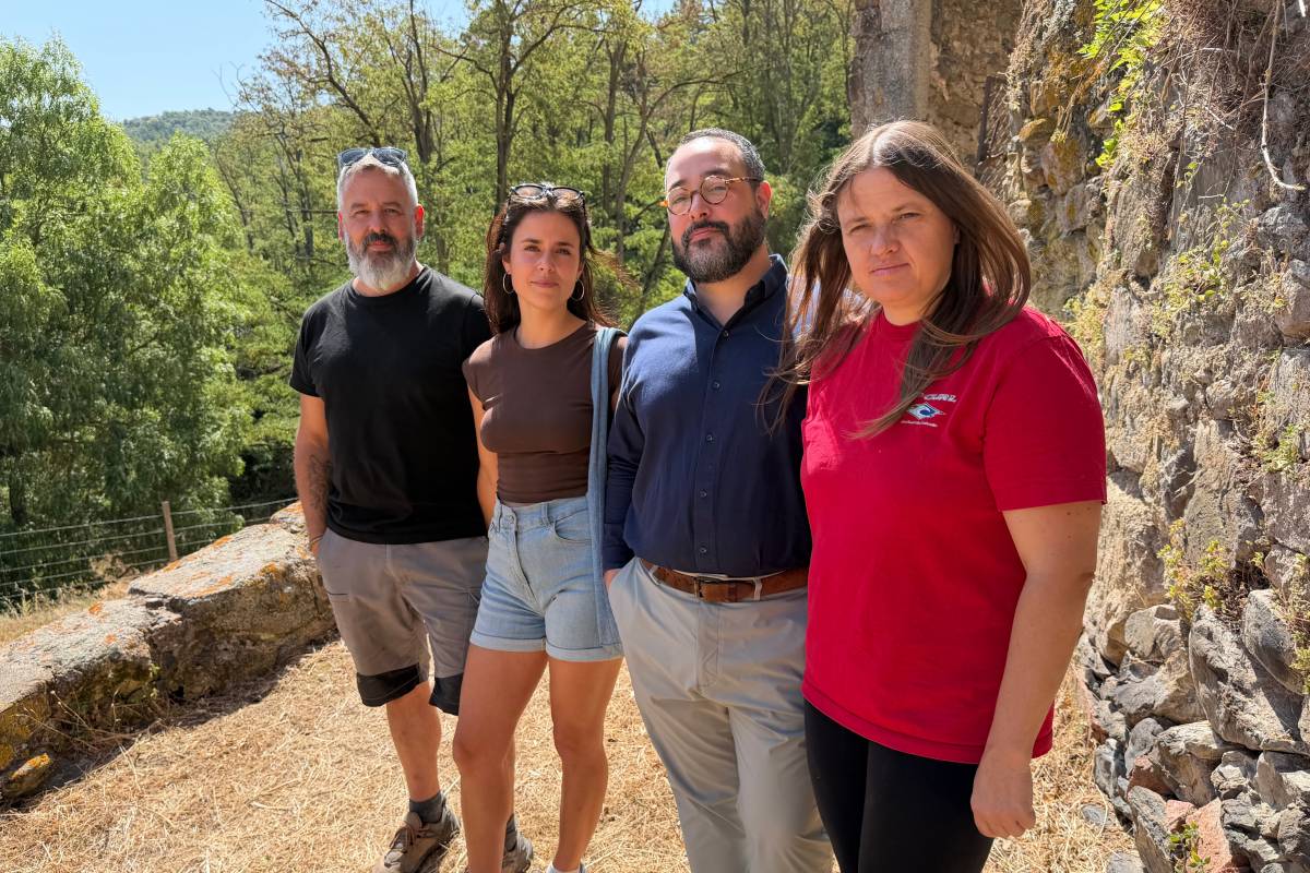 Els dos futurs masovers, Pere i Eli, amb l`arquitecte Borja Esteve i Marta Lloret a l`exterior. - ACN Els dos futurs masovers, Pere i Eli, amb l`arquitecte Borja Esteve i Marta Lloret a l`exterior.