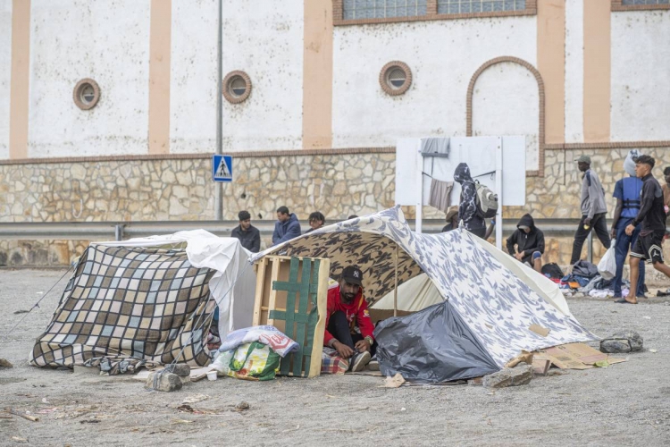 El conflicte escala a Ceuta: manifestants cremen el campament de migrants