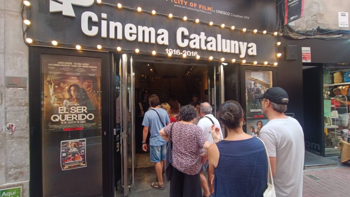 Cues a les portes del Cinema Catalunya aquest dijous - 