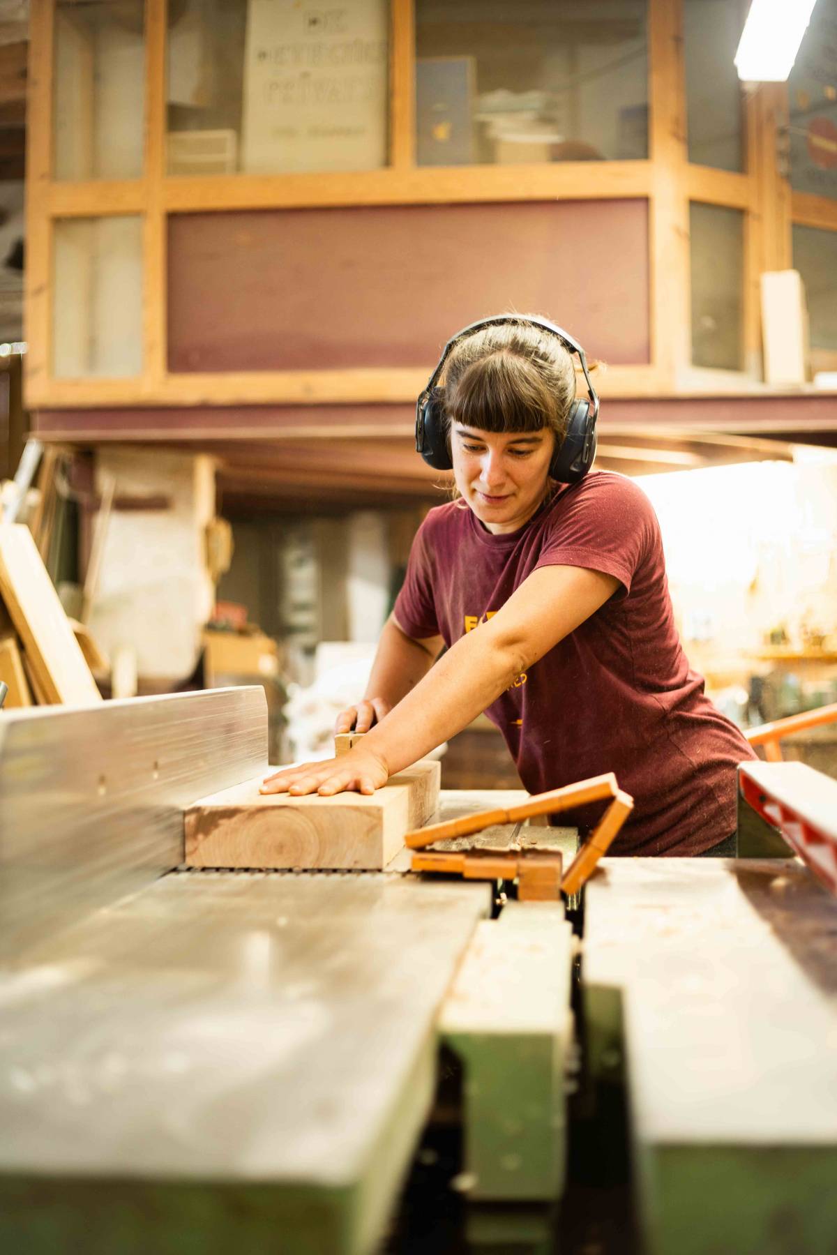 Anna Winfield treballant al seu taller  - 