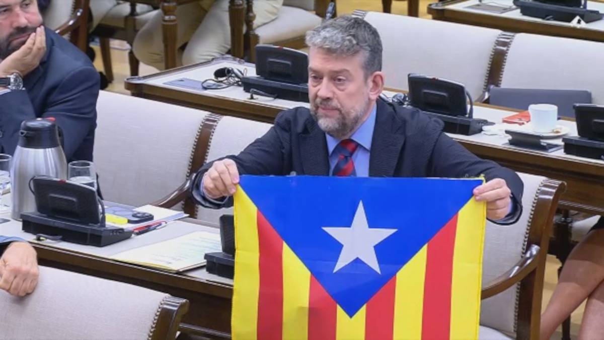 Francesc-Marc Álvaro ensenya una estelada a Marlaska: «És una arma de destrucció massiva?»