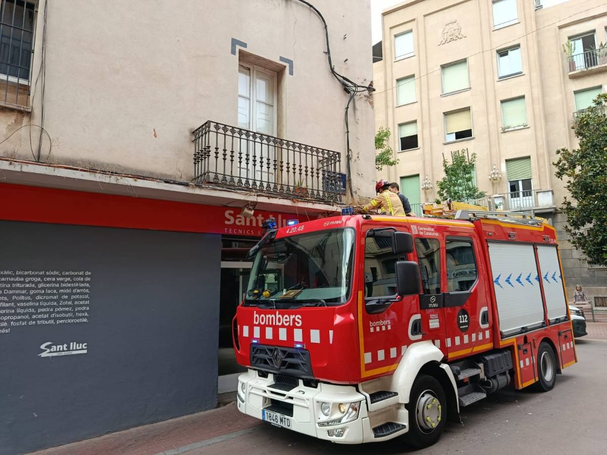 Sanegen el voladís d'un balcó en perill al carrer del Portal Nou