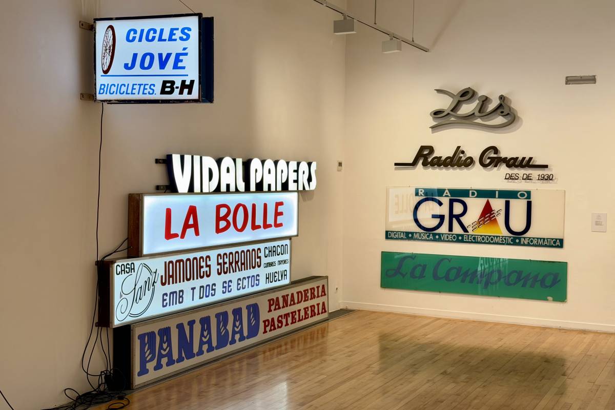 Diversos rètols rescatats ja estan a punt al Museu d’Art - ACN Diversos rètols rescatats ja estan a punt al Museu d’Art