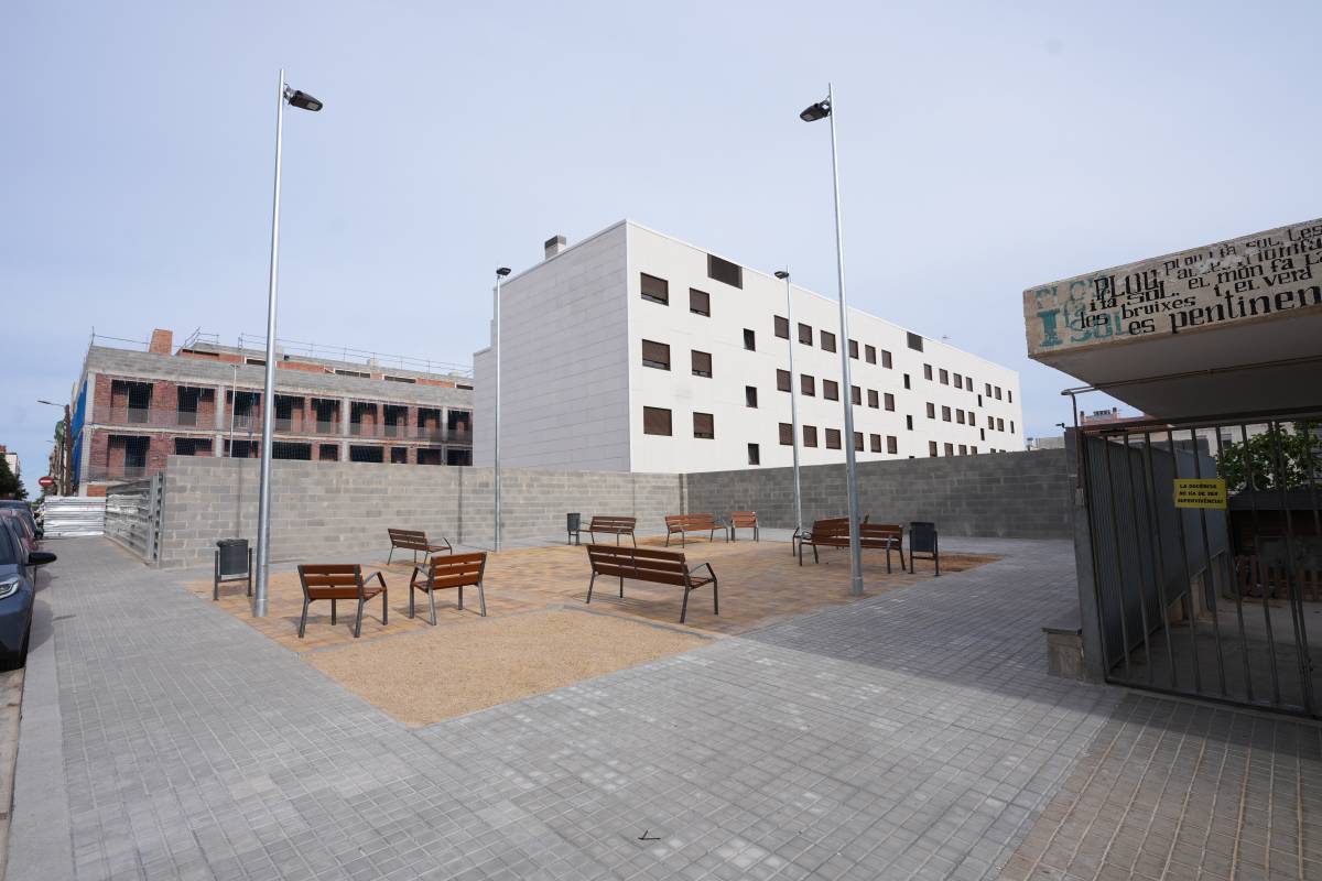 Nova placeta al costat de l`escola Miquel Martí i Pol - David Chao Nova placeta al costat de l`escola Miquel Martí i Pol