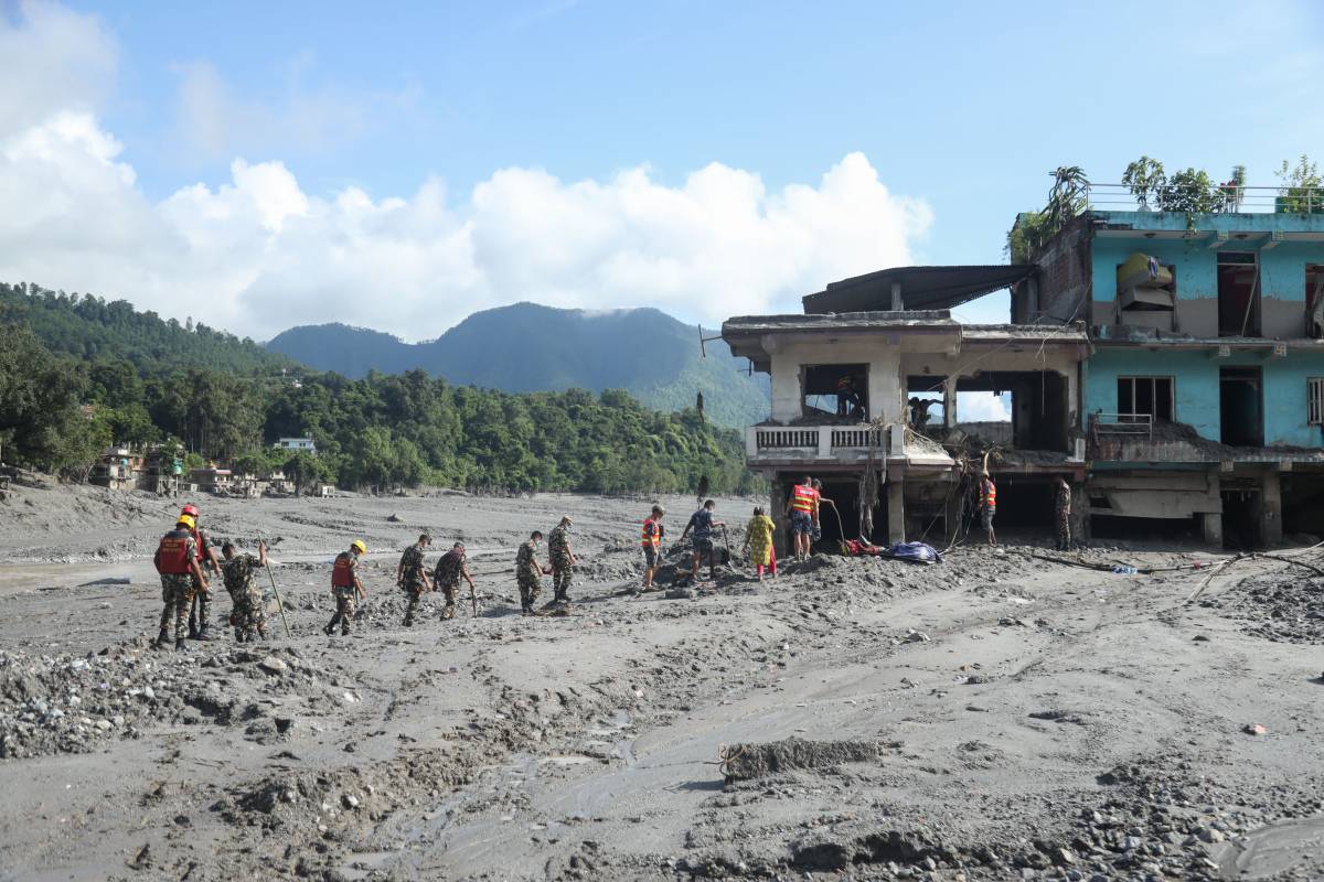 Almenys 584 morts i milers de desapareguts en la riuada al Nepal