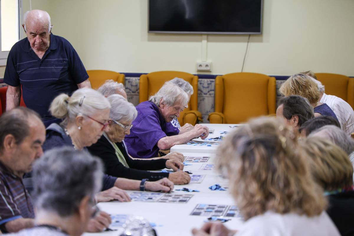 Els membres del centre de dia jugant al bingo - Víctor Castillo Els membres del centre de dia jugant al bingo