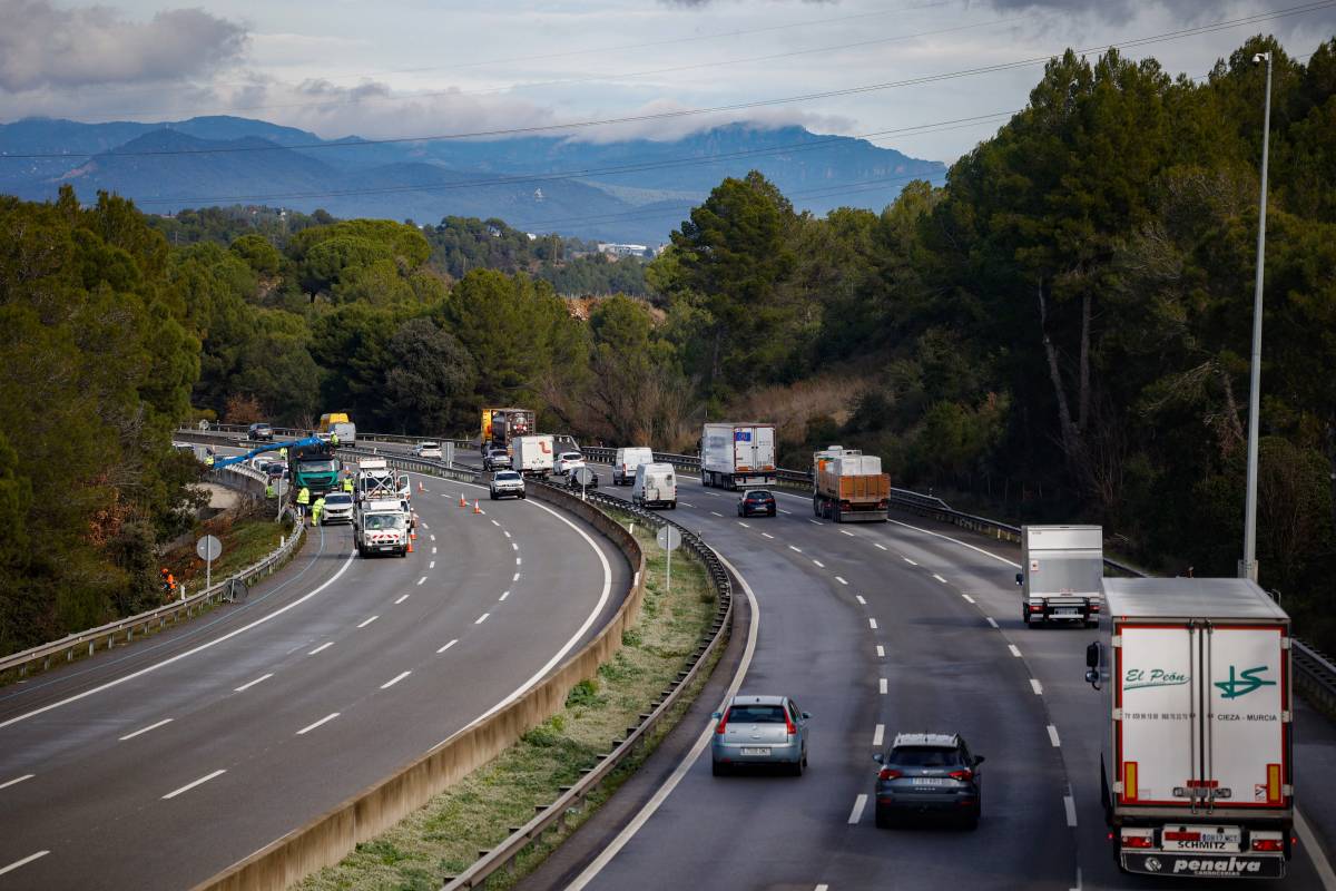 Un accident a l'AP-7 a Papiol obliga a tallar l'autopista en sentit Barcelona