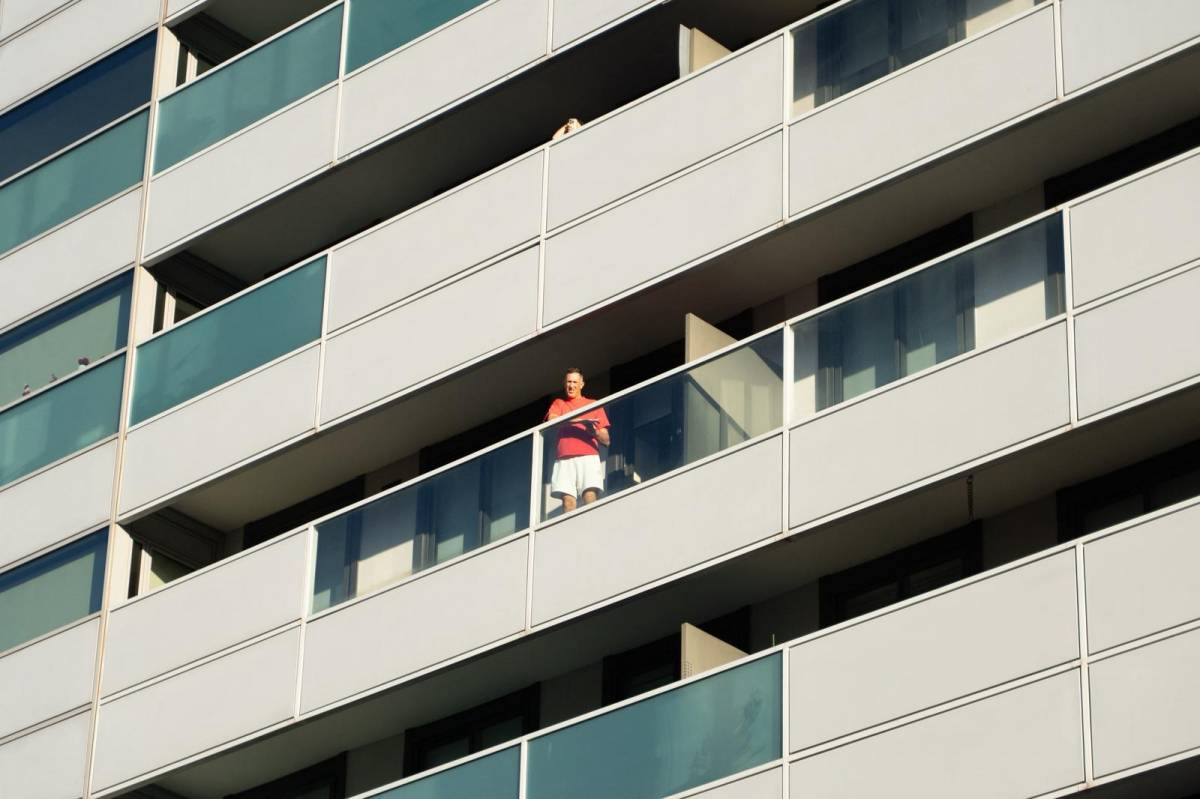 Un veí encuriosit observa el succés - DAVID CHAO Un veí encuriosit observa el succés