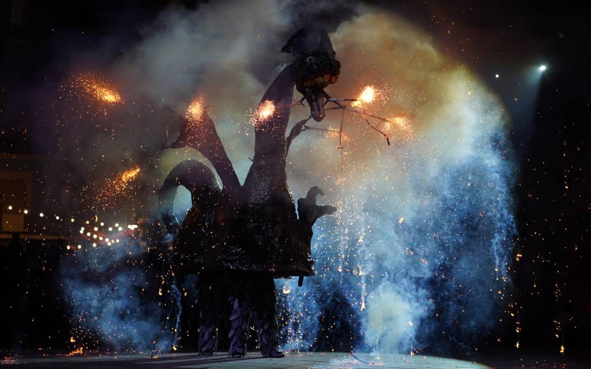 El foc pren la plaça Major abans del gran Correfoc