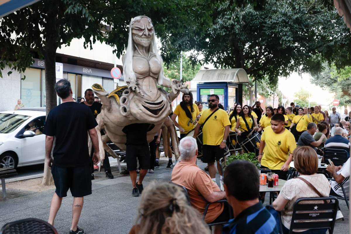 Els Diables de Sant Pere van dur a terme una petita cercavila des del seu local fins a la plaça de l'1 de maig - Lluís Clotet