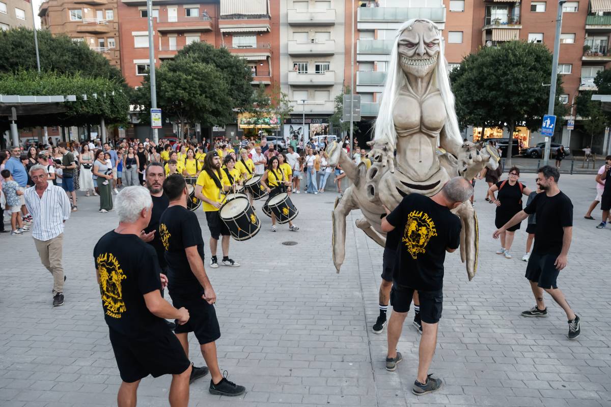 Els Diables de Sant Pere van dur a terme una petita cercavila des del seu local fins a la plaça de l'1 de maig - Lluís Clotet