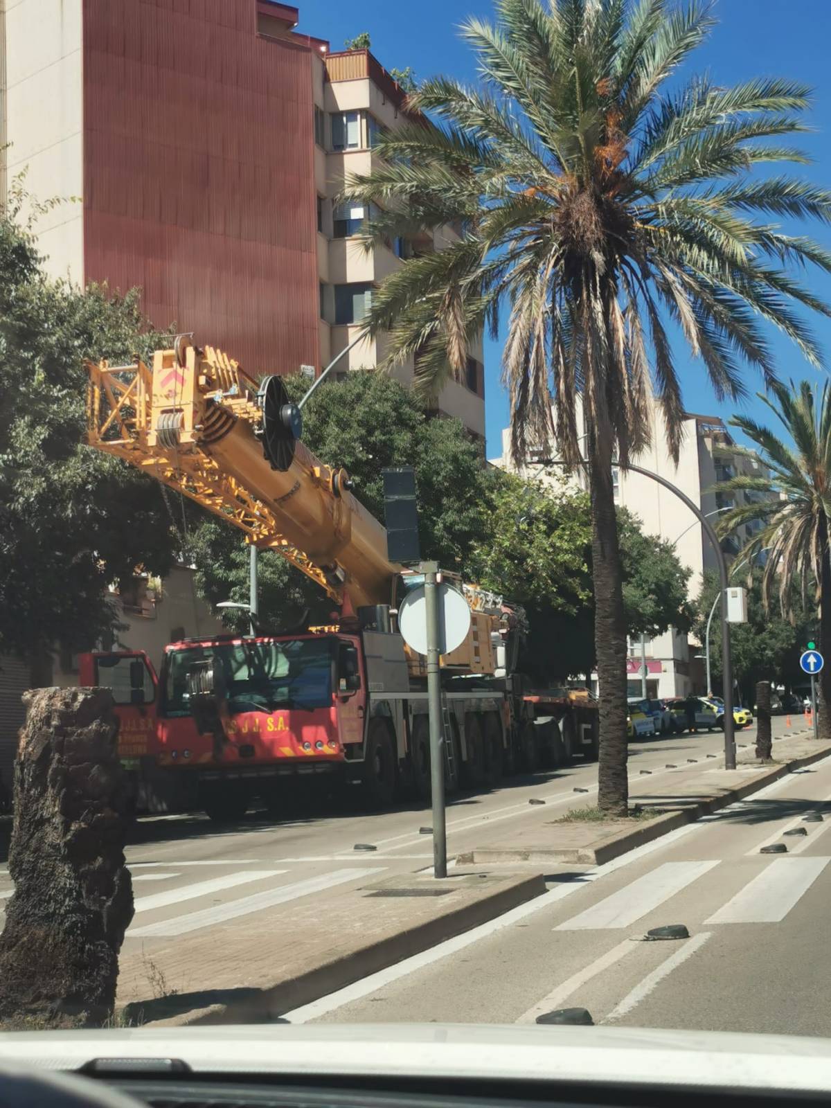 Una grua de grans dimensions avariada obliga a tallar l'avinguda de Jaume I a Terrassa