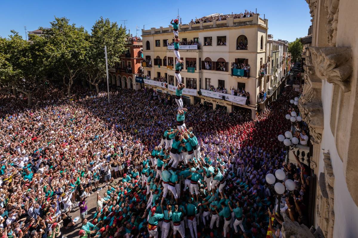 Sant Fèlix viu una diada històrica i veu descarregar el primer pilar de 9 amb folre, manilles i puntals