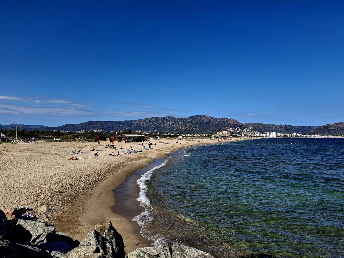 Mor una dona de 73 anys ofegada a una platja de l'Alt Empordà