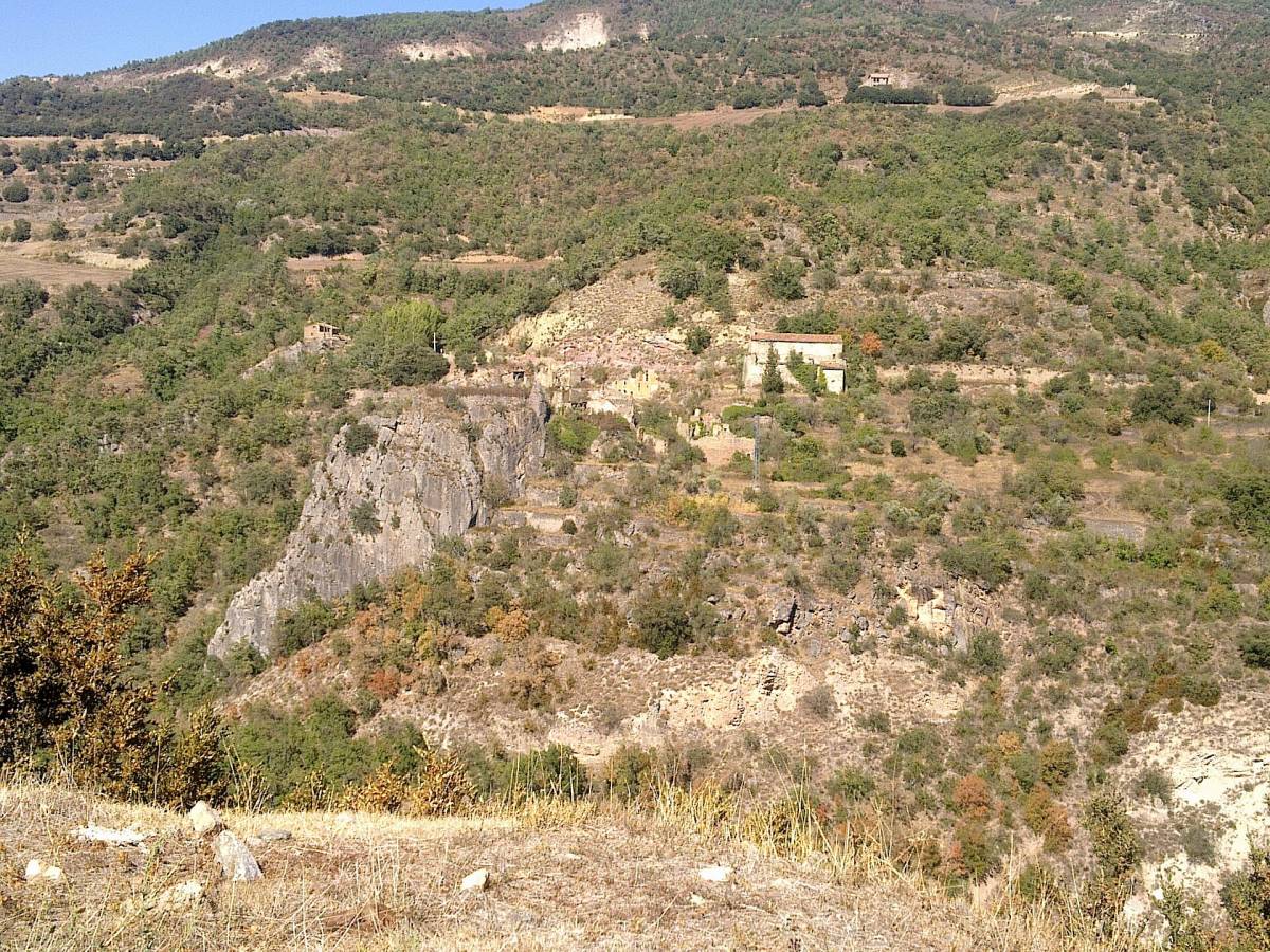 Tres ferits crítics en bolcar un cotxe en un camí rural a l'Alt Urgell