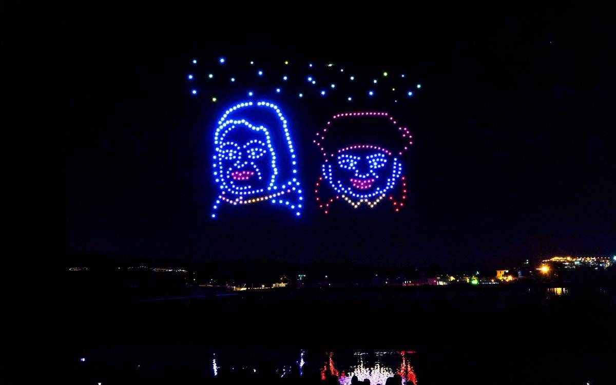 Els 400 drons enamoren Manresa abans d'un multitudinari Castell de Focs a l'Agulla
