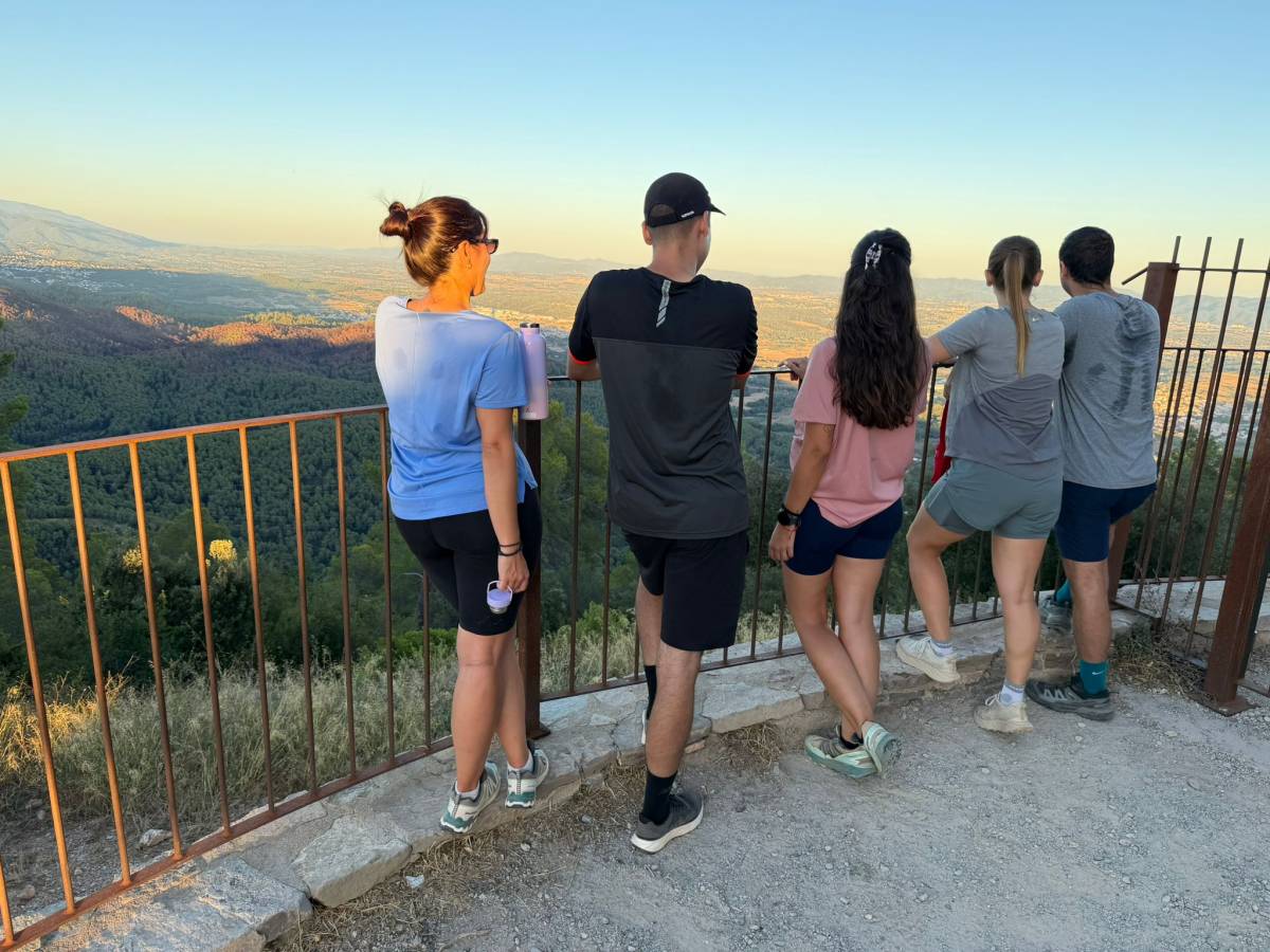 Un grup d`excursionistes al Puig de la Creu - D.S. Un grup d`excursionistes al Puig de la Creu